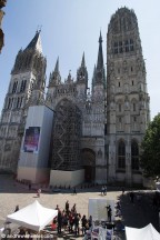 Titre: Performance sur le parvis de la cathdrale de Rouen. Auteur: 