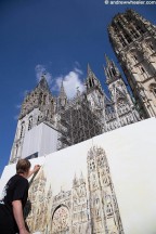 Titre: Performance sur le parvis de la cathdrale de Rouen. Auteur: 